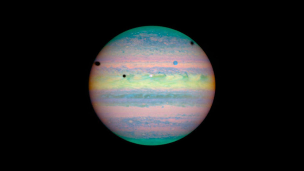 Une triple éclipse sur Jupiter en 2004. // Source : NASA, ESA, and E. Karkoschka (University of Arizona) (photo recadrée)