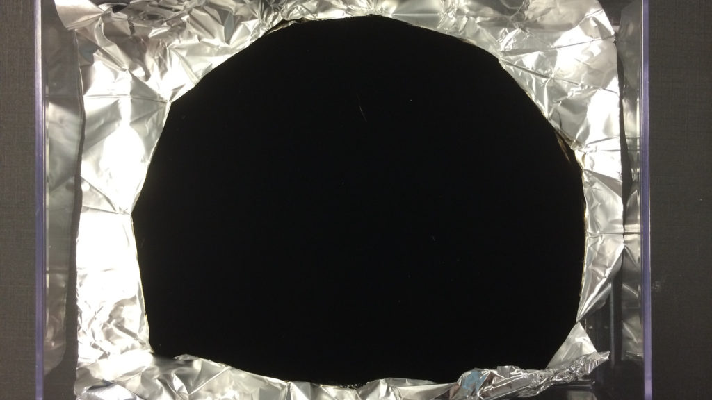 Un matériau plus noir que le Vantablack. // Source : Wikimedia/CC/Surrey NanoSystems (photo recadrée)