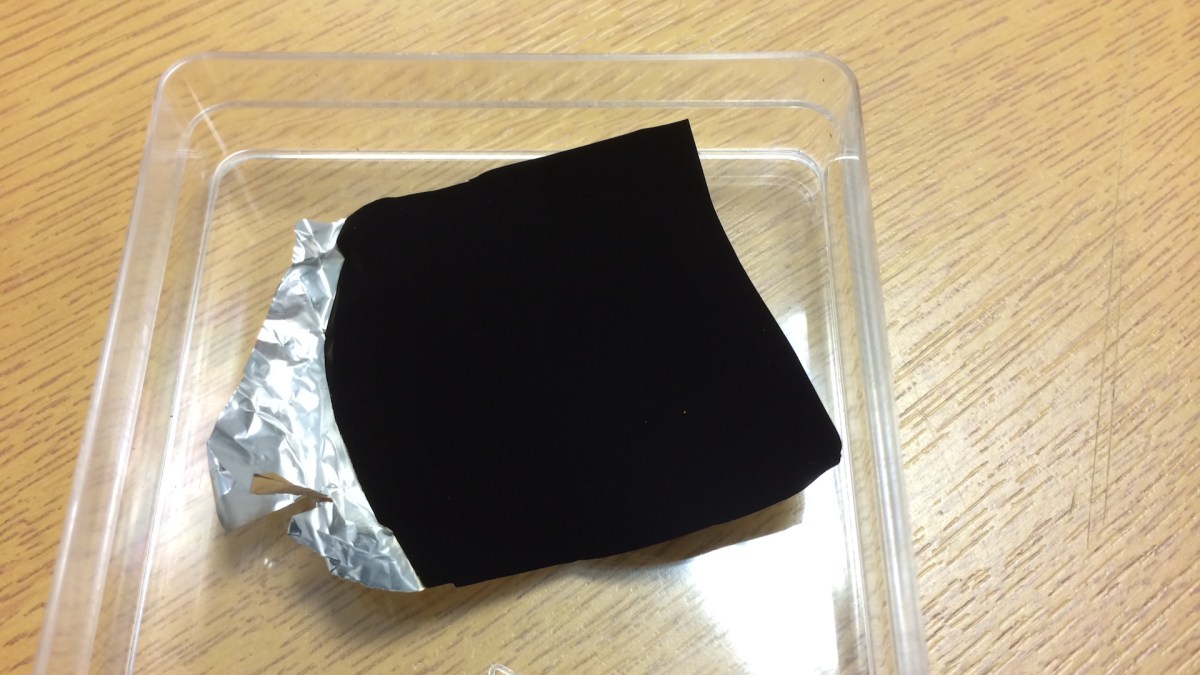 Du Vantablack. // Source : Wikimedia/CC/Surrey NanoSystems (photo recadrée)