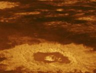 Un cratère à la surface de Vénus. // Source : NASA/JPL (photo recadrée)