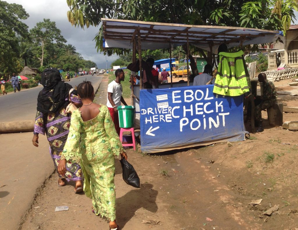 Un checkpoint médical lors de l'épidémie d'Ebola de 2014, ici en Sierra Leone. // Source : Flickr/CC/ Medici con l'Africa Cuamm