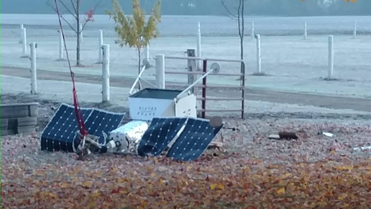 Le satellite crashé (image coupée) // Source : Facebook/Nancy Mumby-Welke