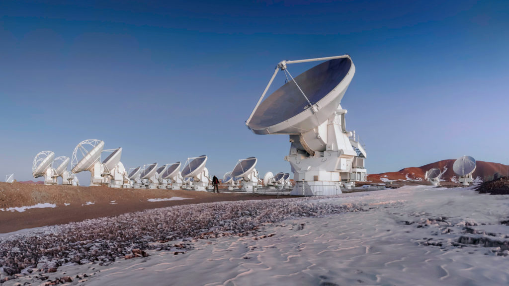 Des antennes du radiotélescope ALMA au Chili. // Source : Flickr/CC/Mauricio Bustamante (photo recadrée)