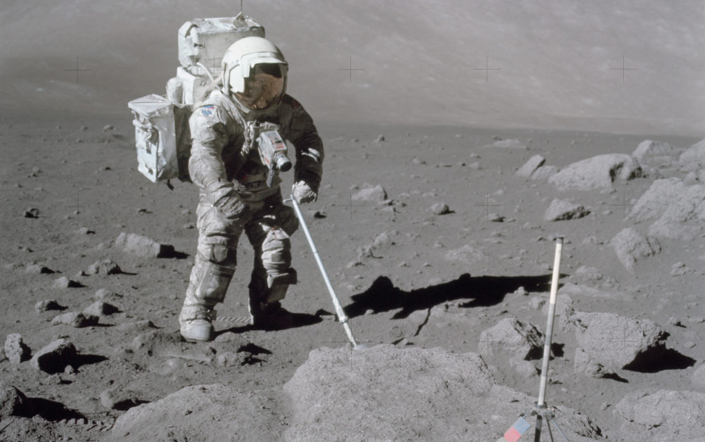 La poussière lunaire très abrasive peut endommager les équipements des astronautes. // Source : Nasa La poussière lunaire très abrasive peut endommager les équipements des astronautes. // Source : Nasa
