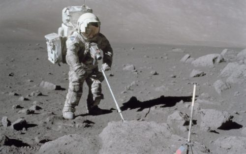 La poussière lunaire très abrasive peut endommager les équipements des astronautes.  // Source : Nasa