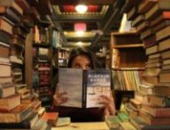 Une femme dans une bibliothèque // Source : findthevision via Unsplash