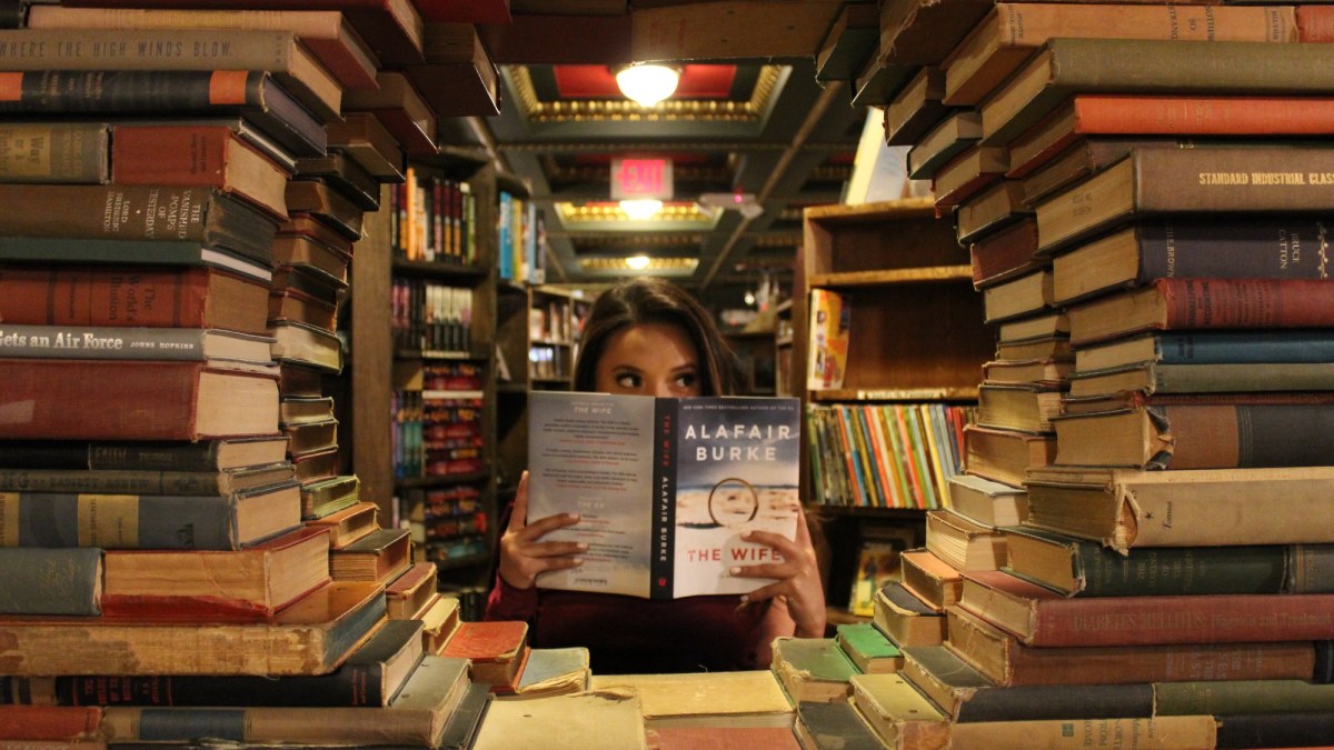 Une femme dans une bibliothèque // Source : findthevision via Unsplash