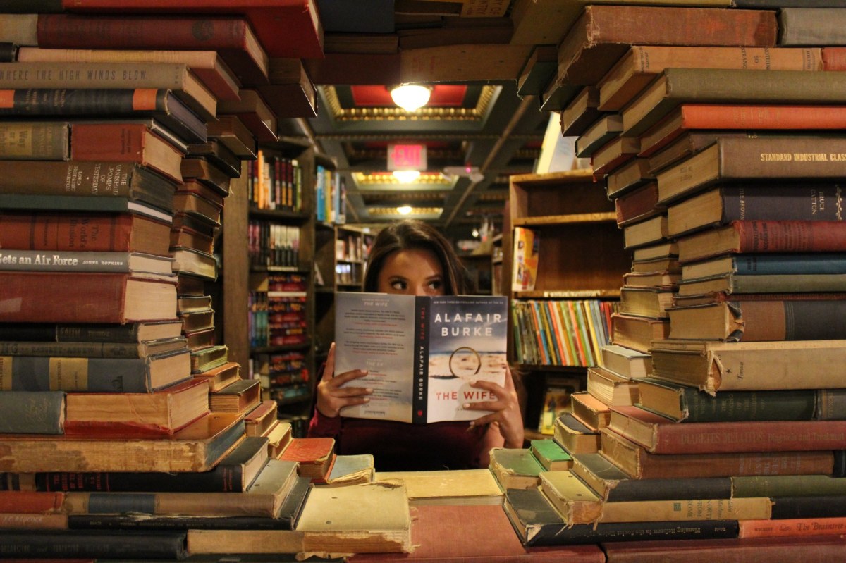 Une femme dans une bibliothèque // Source : findthevision via Unsplash