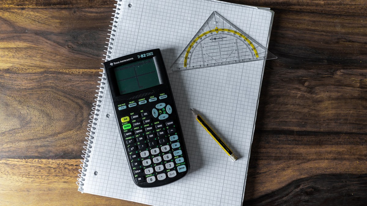 Une calculatrice TI 82. // Source : Max Pixel, CC0 Domaine public (photo recadrée)