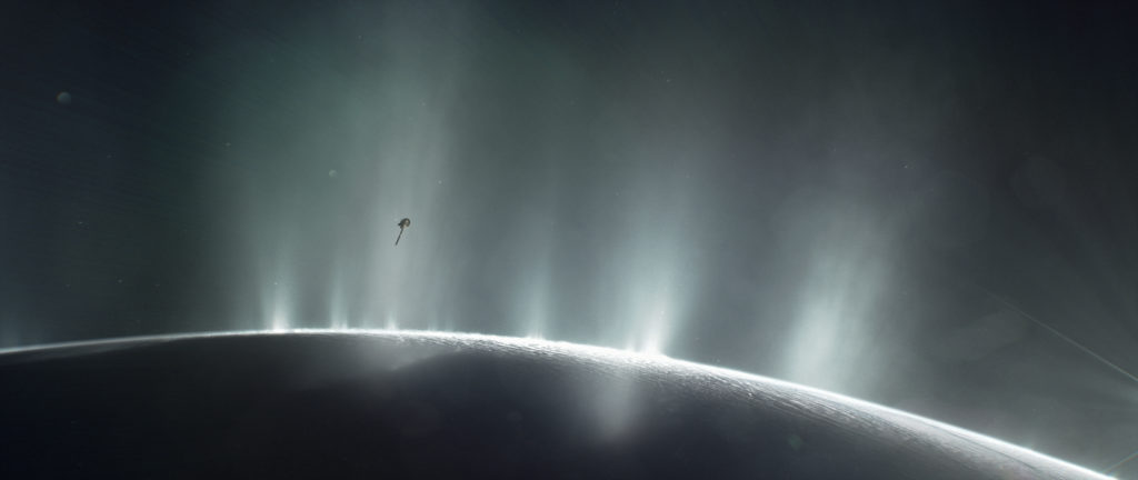 Vue d'artiste de la sonde Cassini passant au travers des panaches d'eau glacée rejetés par Encelade. // Source : NASA/JPL-Caltech