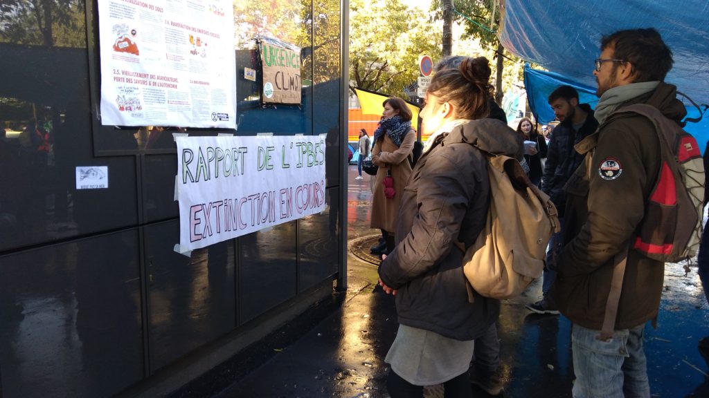 Les banderoles et affiches sur la ZAD font référence à des concepts ou institutions scientfiiques. // Source : Numerama