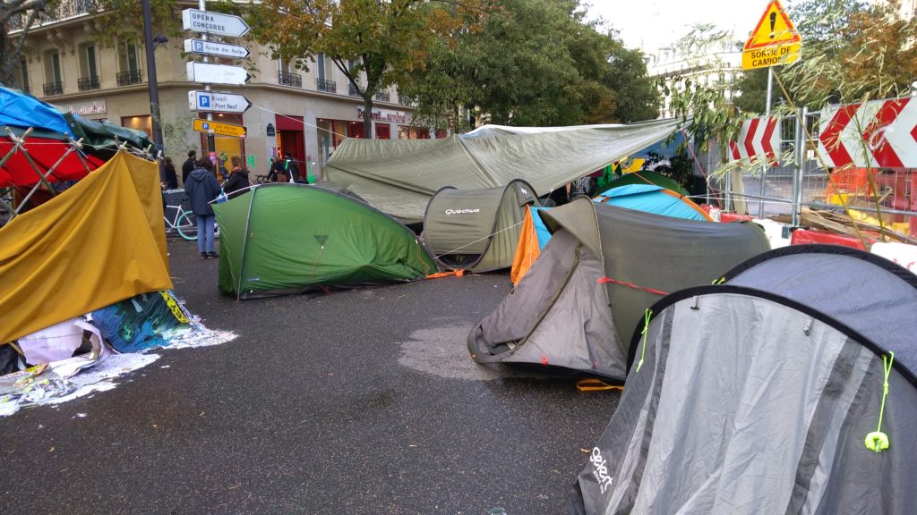 Les militants sont installés sous des tentes, à Châtelet, depuis le 7 octobre. // Source : Numerama