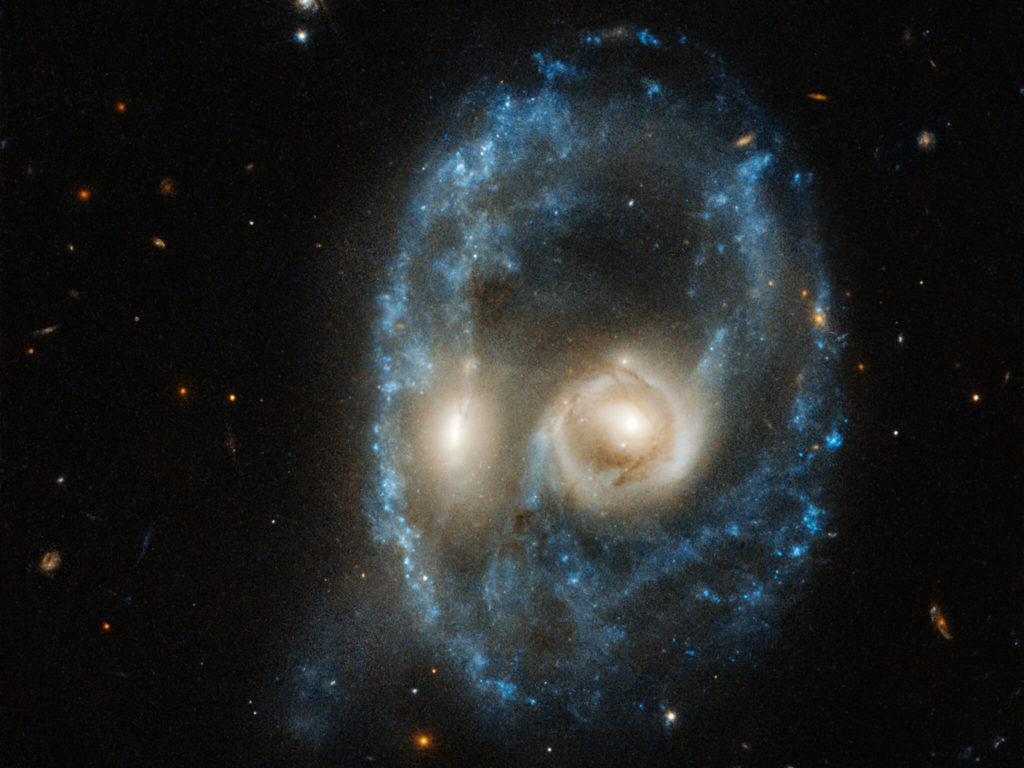Dans ce cliché du téléscope spatial Hubble, on croirait voir le visage d'un monstre spatial. C'est en fait la collision entre deux galaxies de la même taille. // Source : NASA, ESA, J. Dalcanton, B.F. Williams, and M. Durbin (University of Washington)