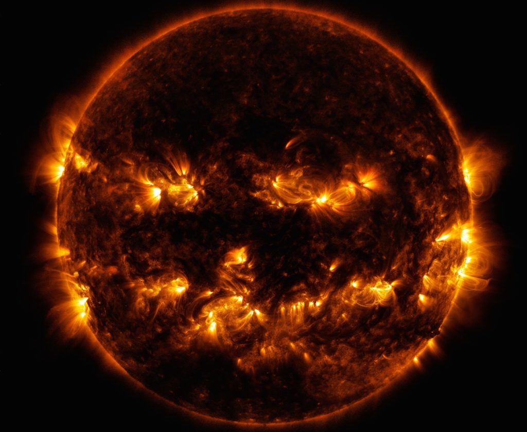 Le Soleil semble se transformer en lanterne-citrouille dans ce cliché de la Nasa. // Source : NASA/SDO