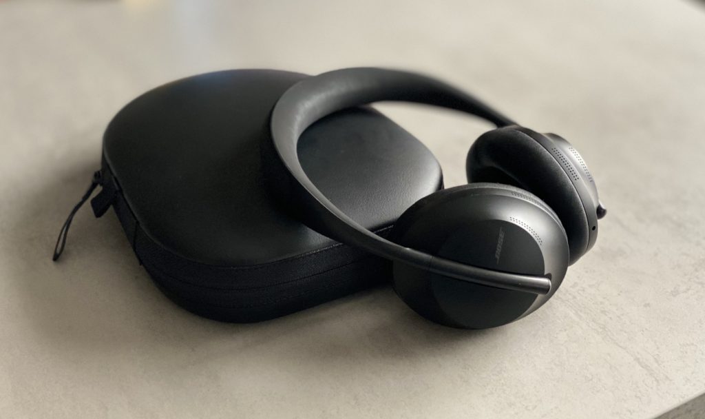 Casque Bose Headphones 700 et sa pochette // Source : Numerama Casque Bose Headphones 700 et sa pochette // Source : Numerama