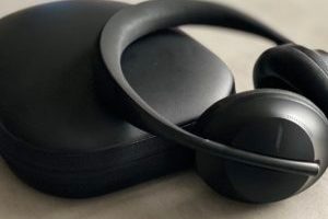Casque Bose Headphones 700 et sa pochette // Source : Numerama
