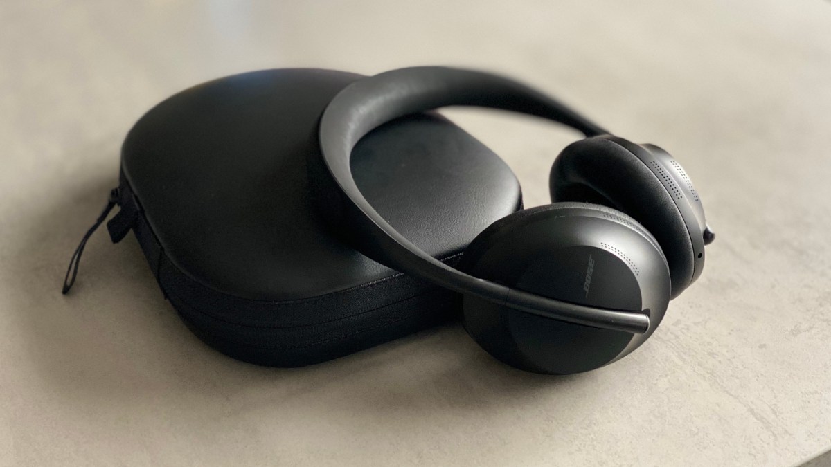 Casque Bose Headphones 700 et sa pochette // Source : Numerama