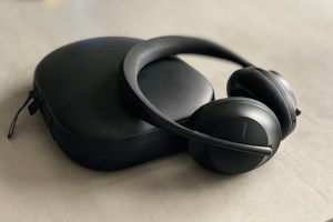 Casque Bose Headphones 700 et sa pochette // Source : Numerama