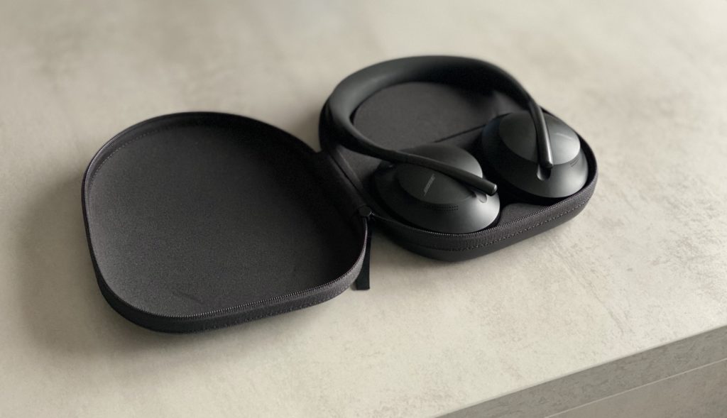 Casque Bose Headphones 700 dans sa pochette // Source : Numerama Casque Bose Headphones 700 dans sa pochette // Source : Numerama