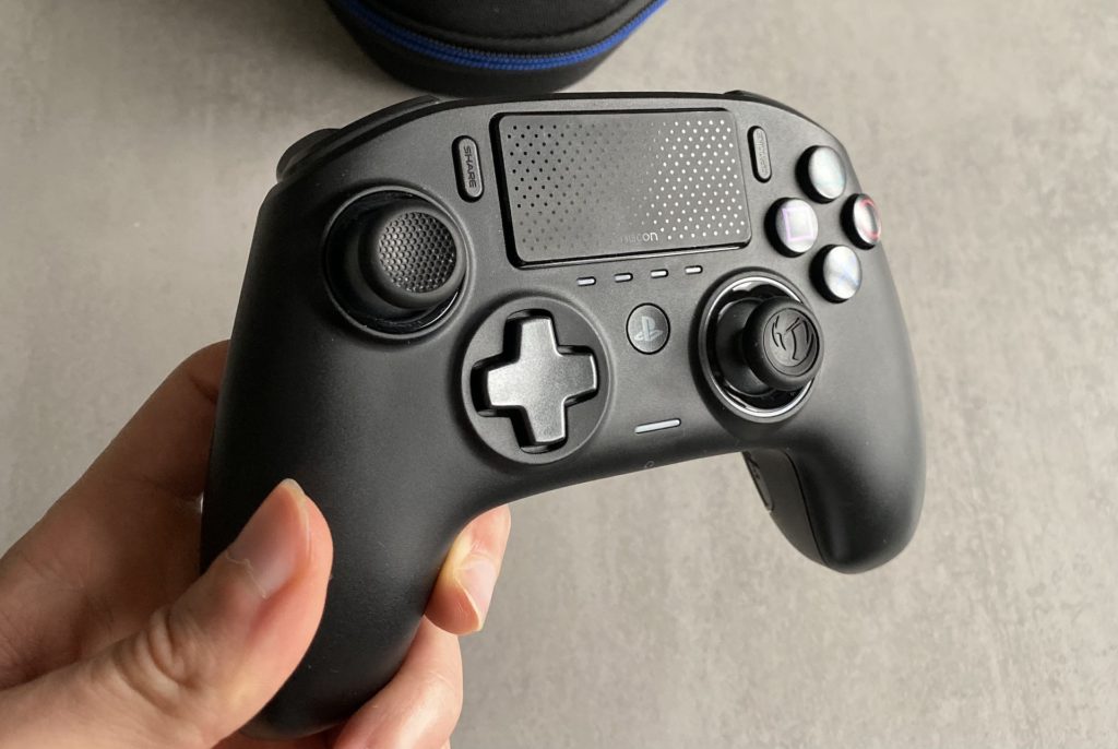 Face avant du Nacon Pro Revolution Controller 3 // Source : Maxime Claudel pour Numerama Face avant du Nacon Pro Revolution Controller 3 // Source : Maxime Claudel pour Numerama