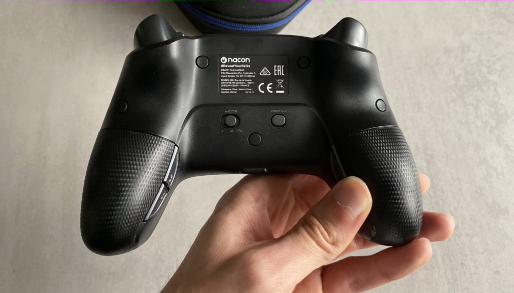 Dos du Nacon Pro Revolution Controller 3 // Source : Maxime Claudel pour Numerama Dos du Nacon Pro Revolution Controller 3 // Source : Maxime Claudel pour Numerama