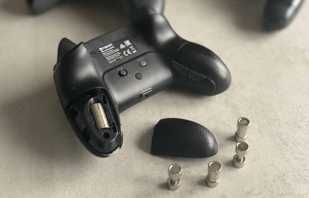 Les petits poids de la manette Nacon Pro Revolution Controller 3 // Source : Maxime Claudel pour Numerama