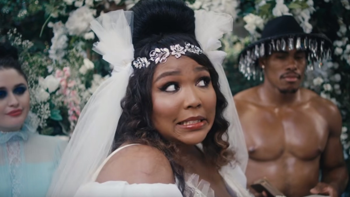 La chanteuse Lizzo dans le clip de Truth Hurts. // Source : Capture d'écran YouTube / Lizzo