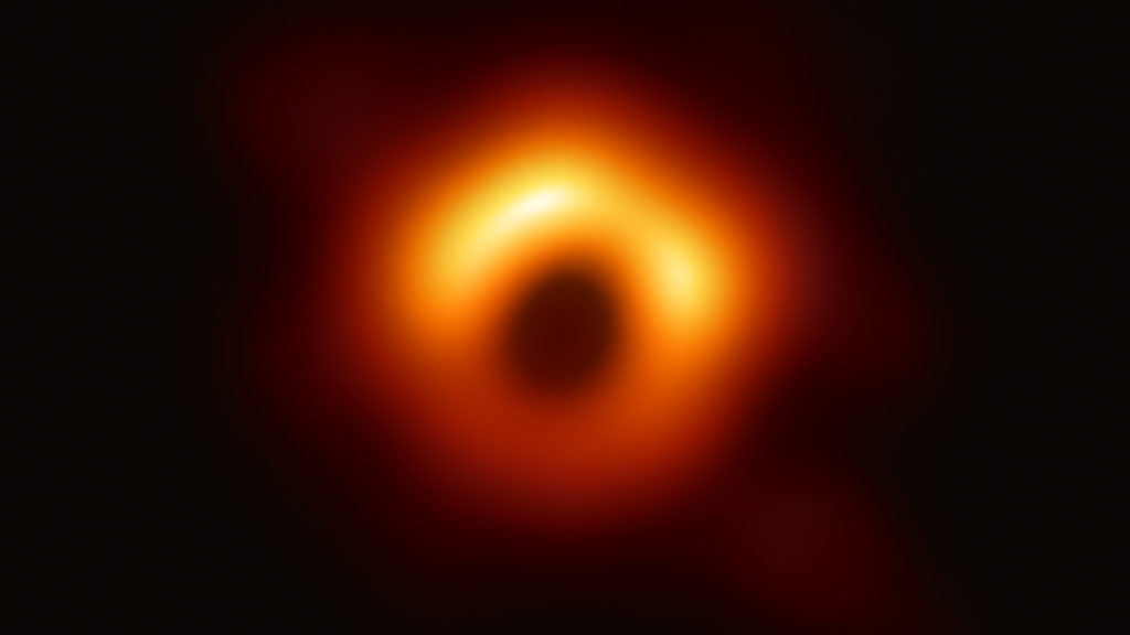 La première image d'un trou noir. // Source : Wikimedia/CC/Event Horizon Telesccope (photo recadrée et modifiée)