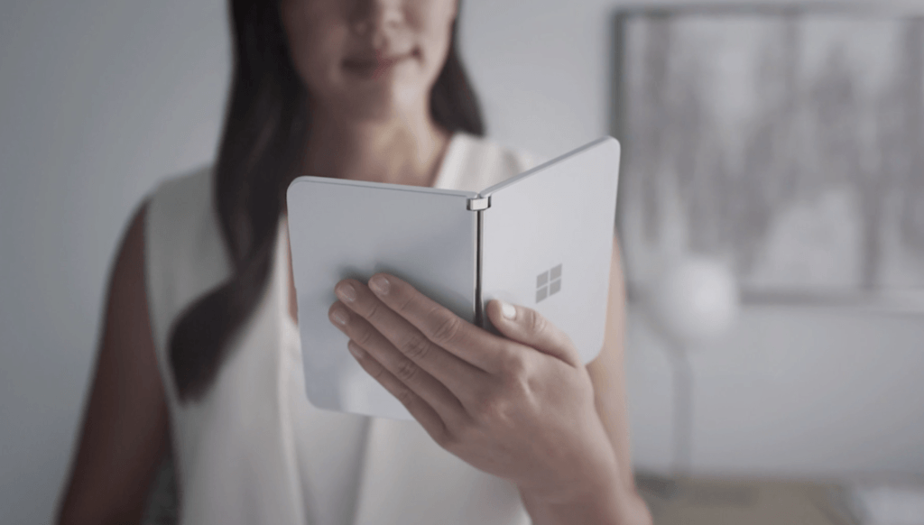 Le Surface Duo, une fois en main. // Source : Microsoft