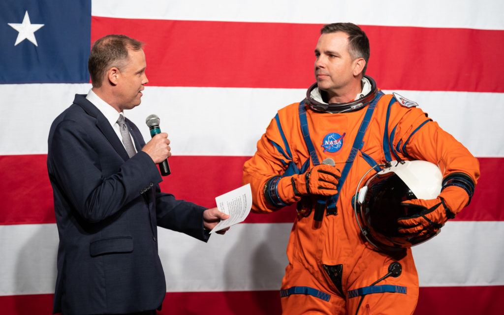 Le chef du projet Orion Crew Survival Suit, Dustin Gohmert, portait la combinaison. À gauche, l'administrateur de la Nasa, Jim Bridenstine. // Source : Nasa