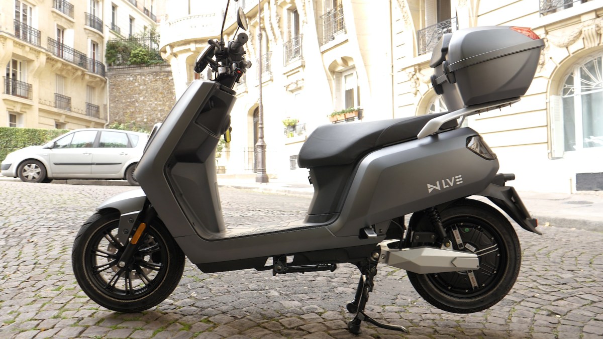 Le scooter électrique LVE S5 // Source : Louise Audry pour Vroom/Numerama