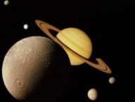 Saturne et ses lunes. // Source : Good Free Photos, Domaine public (photo recadrée)