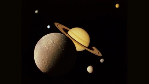 Saturne et ses lunes. // Source : Good Free Photos, Domaine public (photo recadrée)