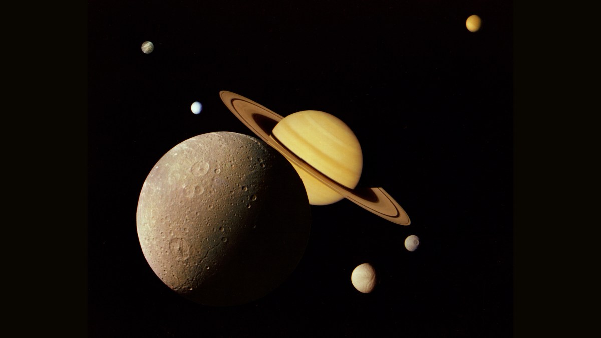 Saturne et ses lunes. // Source : Good Free Photos, Domaine public (photo recadrée)