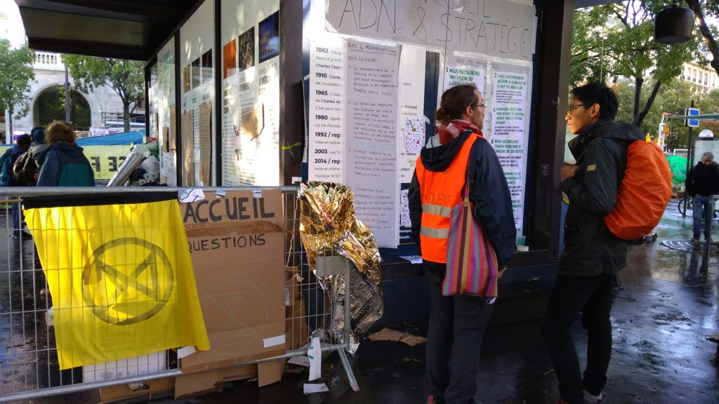 Il y a un lieu d'accueil, en plein milieu de la ZAD, pour s'informer sur le mouvement et poser des questions. // Source : Numerama