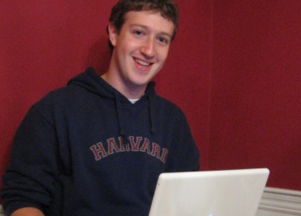 Mark Zuckerberg dans sa chambre de Harvard. // Source : Wikicommons