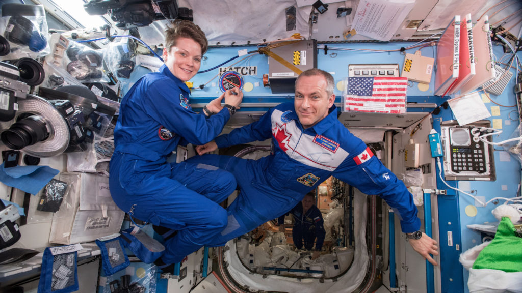 Les astronautes Anne McClain et David Saint-Jacques dans l'ISS en décembre 2018. // Source : Wikimedia/CC/NASA (photo recadrée)