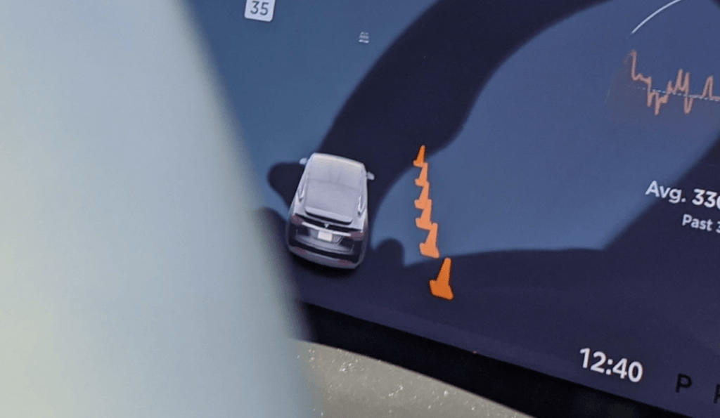 Les Tesla montrent les cônes de signalisation // Source : Twitter