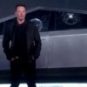 Elon Musk devant les vitres cassées de son CyberTruck // Source : YouTube/Tesla/TheVerge