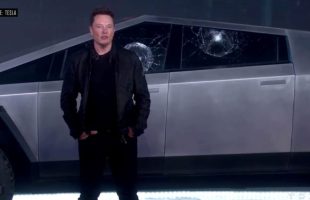 Elon Musk devant les vitres cassées de son CyberTruck // Source : YouTube/Tesla/TheVerge