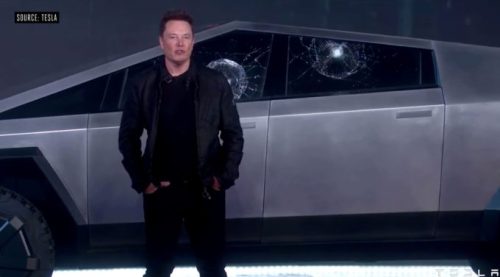 Elon Musk devant les vitres cassées de son CyberTruck // Source : YouTube/Tesla/TheVerge
