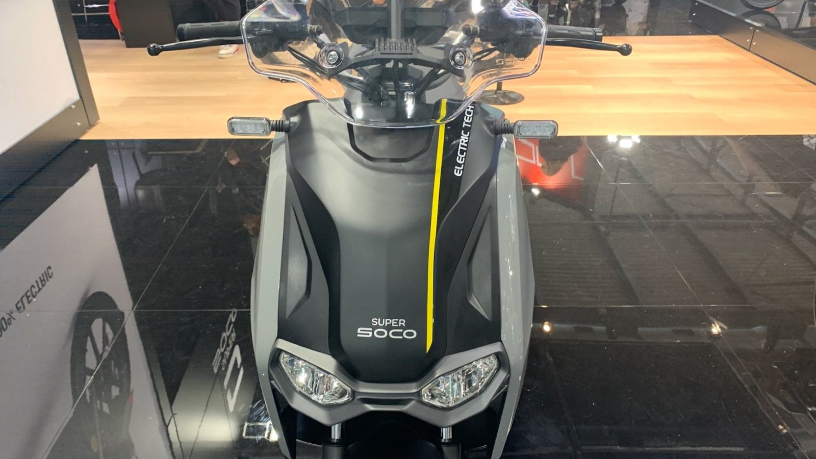 Super soco présente le cpx, un nouveau scooter électrique plus gros et plus rapide