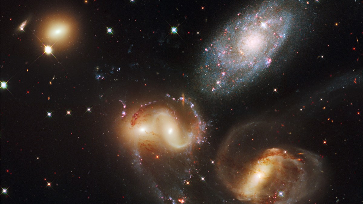 Un groupe de galaxies. // Source : Good Free Photos (photo recadrée)