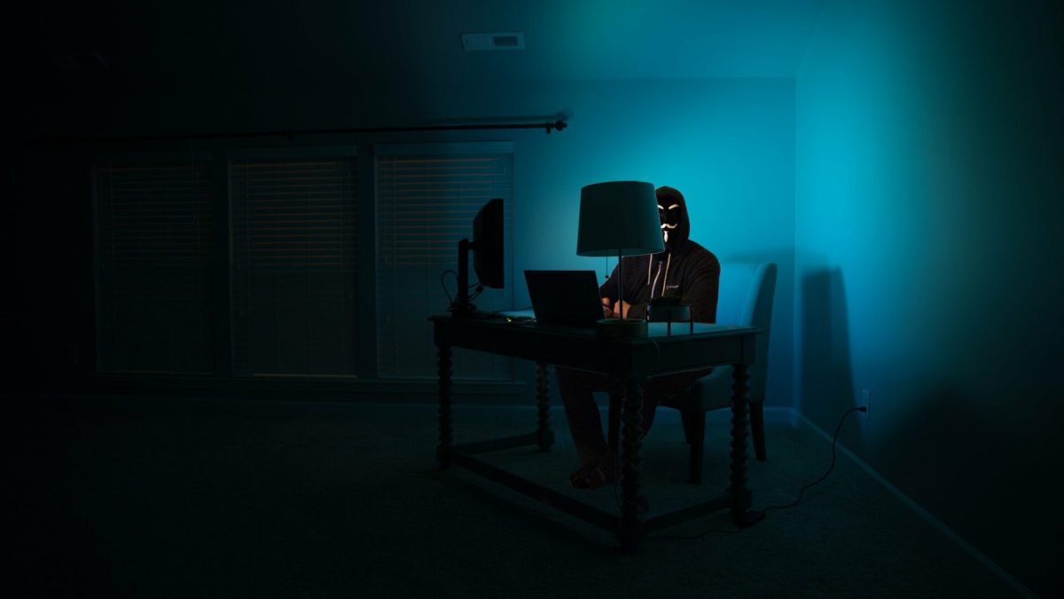 Un homme « déguisé » en hacker // Source : Clint Patterson via Unsplash