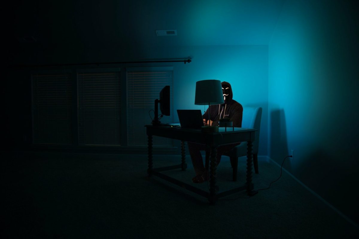 Un homme « déguisé » en hacker // Source : Clint Patterson via Unsplash