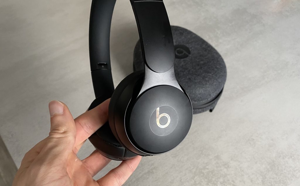 Oreillette du casque Beats Solo Pro // Source : Maxime Claudel pour Numerama