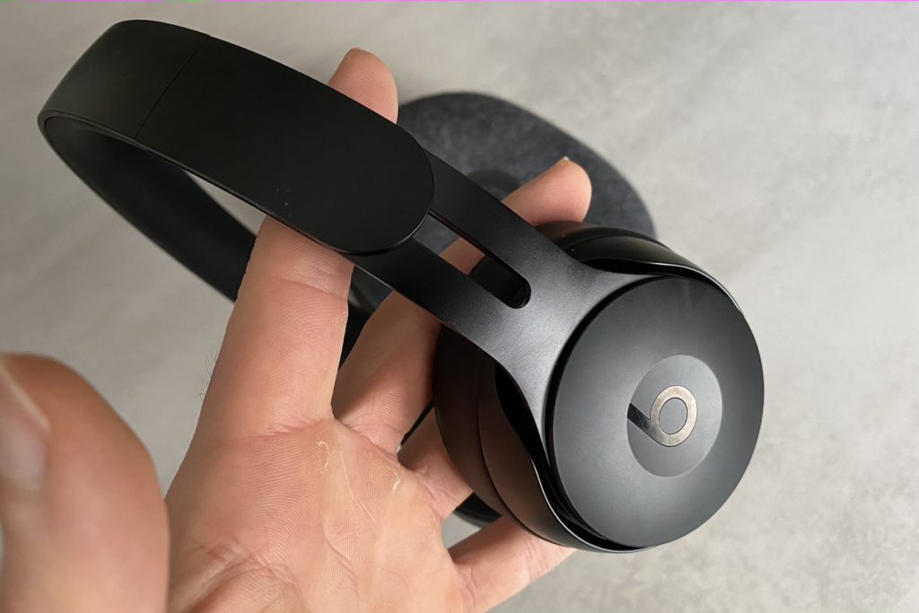 Arceau du casque Beats Solo Pro // Source : Maxime Claudel pour Numerama Arceau du casque Beats Solo Pro // Source : Maxime Claudel pour Numerama