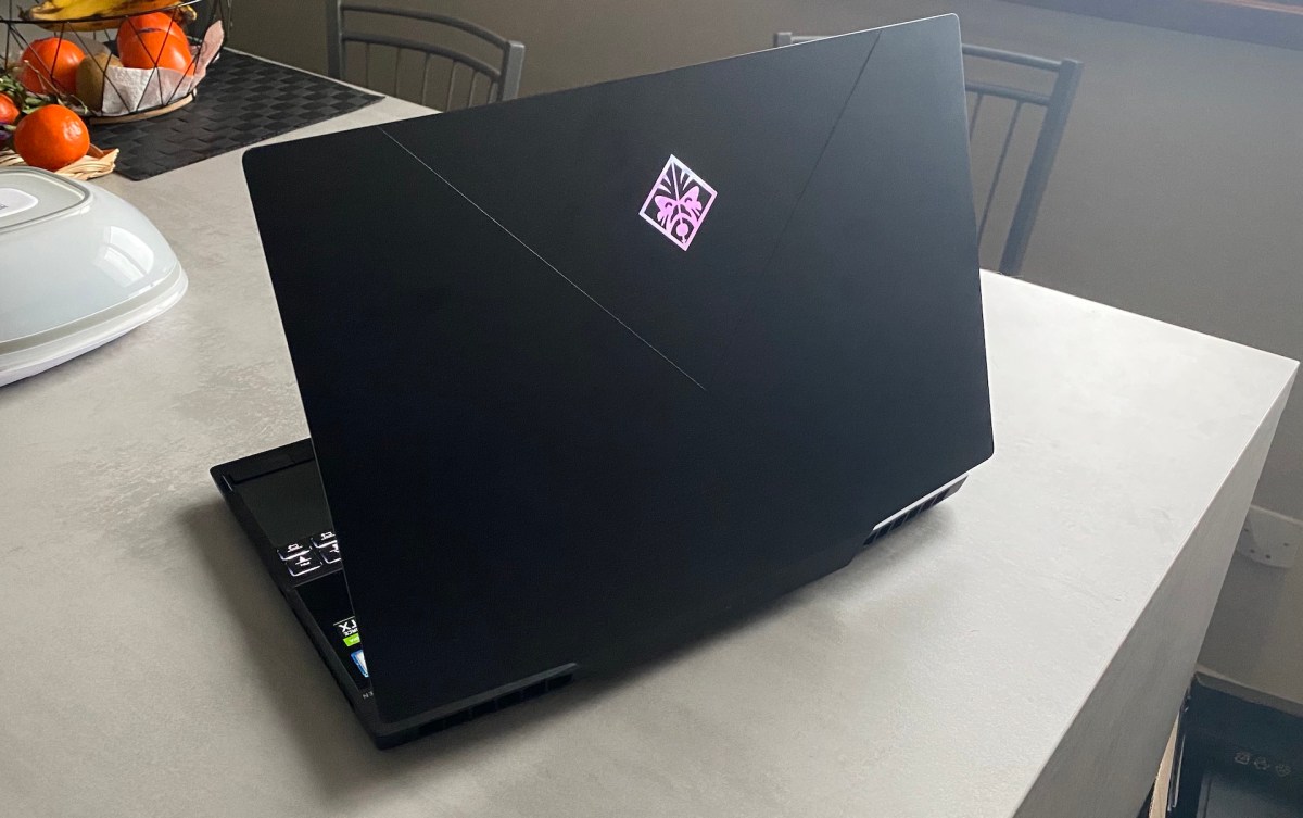 Capot du HP Omen X 2S // Source : Maxime Claudel pour Numerama 