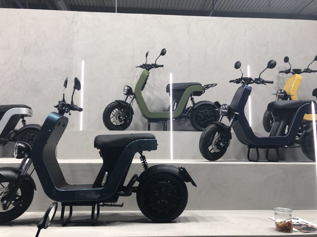 Les scooters ME à l'EICMA 2019 // Source : Marie Turcan pour Vroom/Numerama