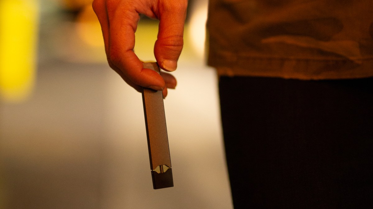 Une e-cigarette JUUL. // Source : Sarah Johnson / Flickr